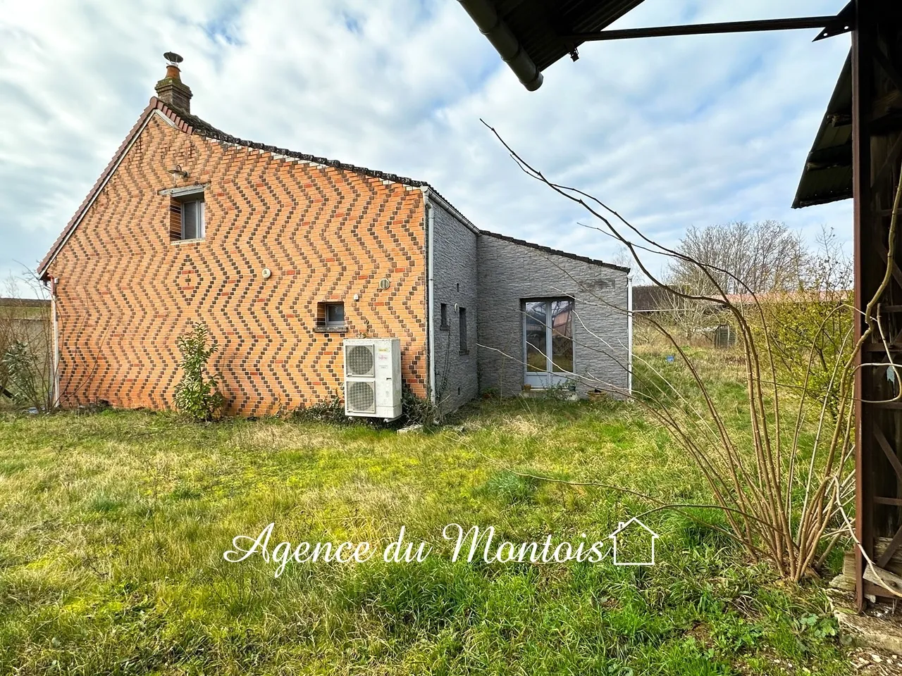 Fermette rénovée à Sergines avec jardin clos 