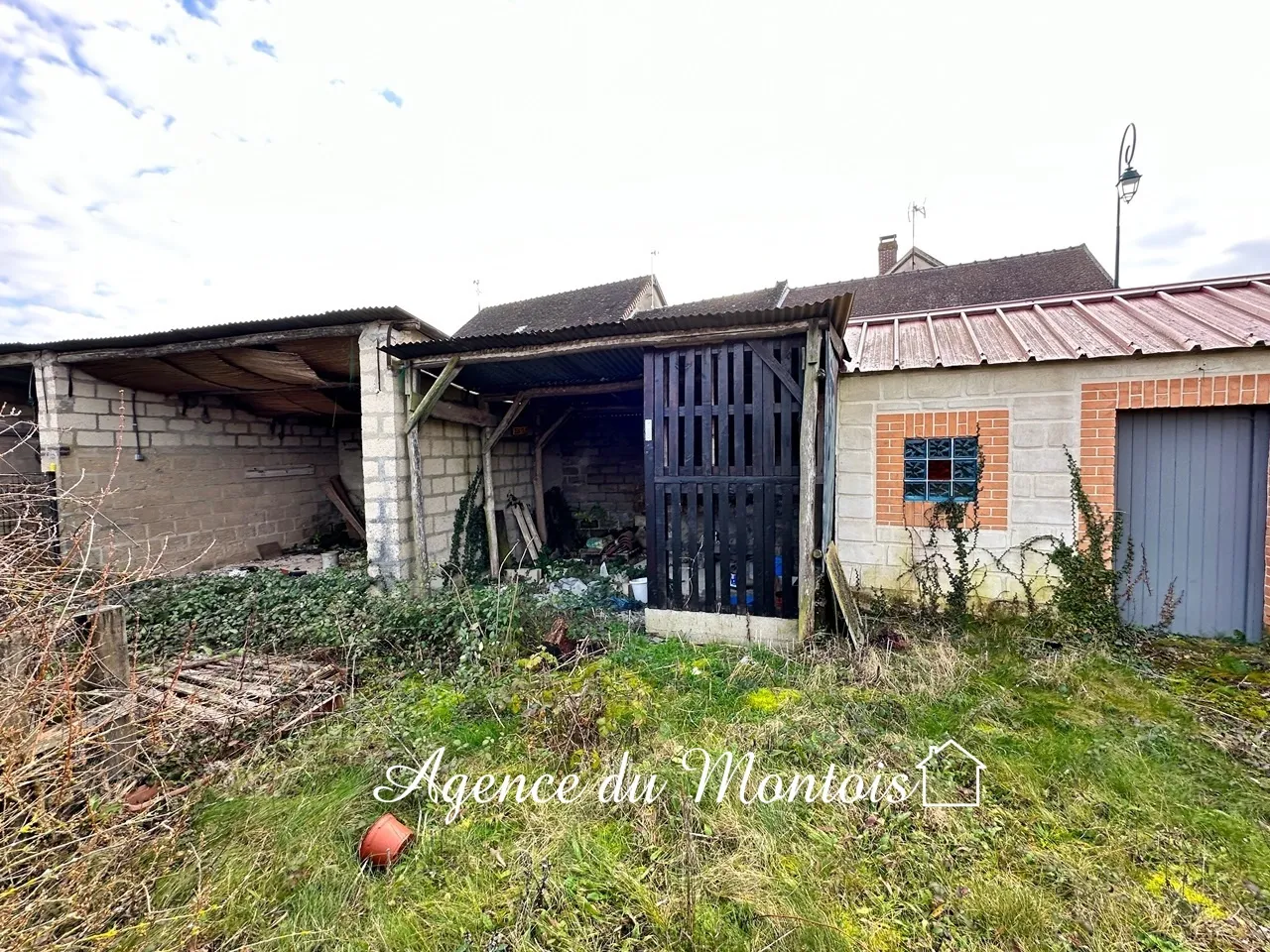 Fermette rénovée à Sergines avec jardin clos 