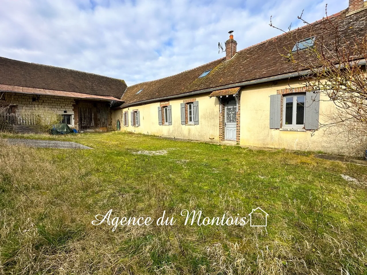 Fermette rénovée à Sergines avec jardin clos 