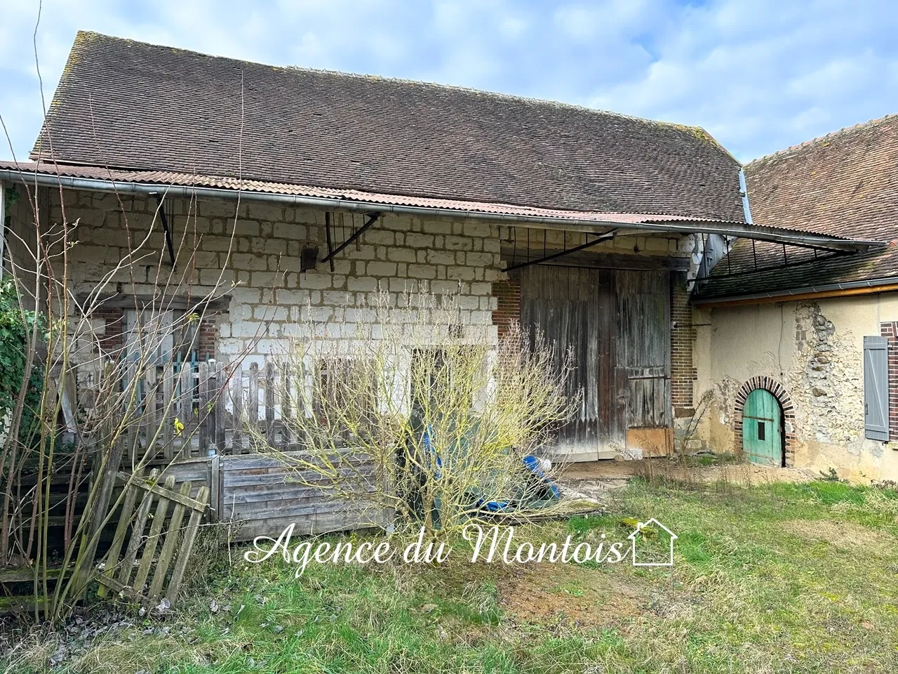 Fermette rénovée à Sergines avec jardin clos 