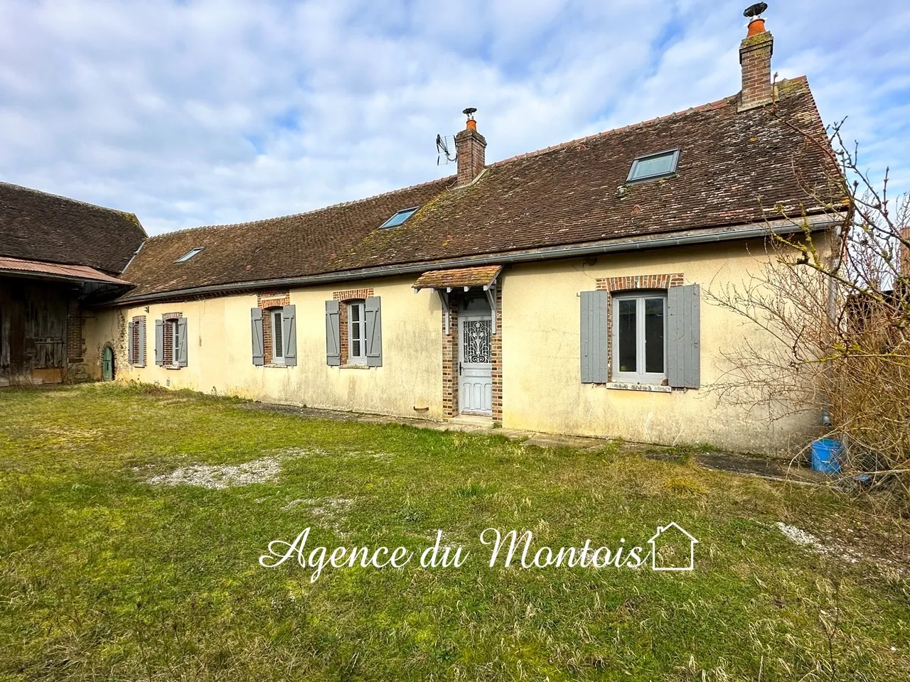 Fermette rénovée à Sergines avec jardin clos 