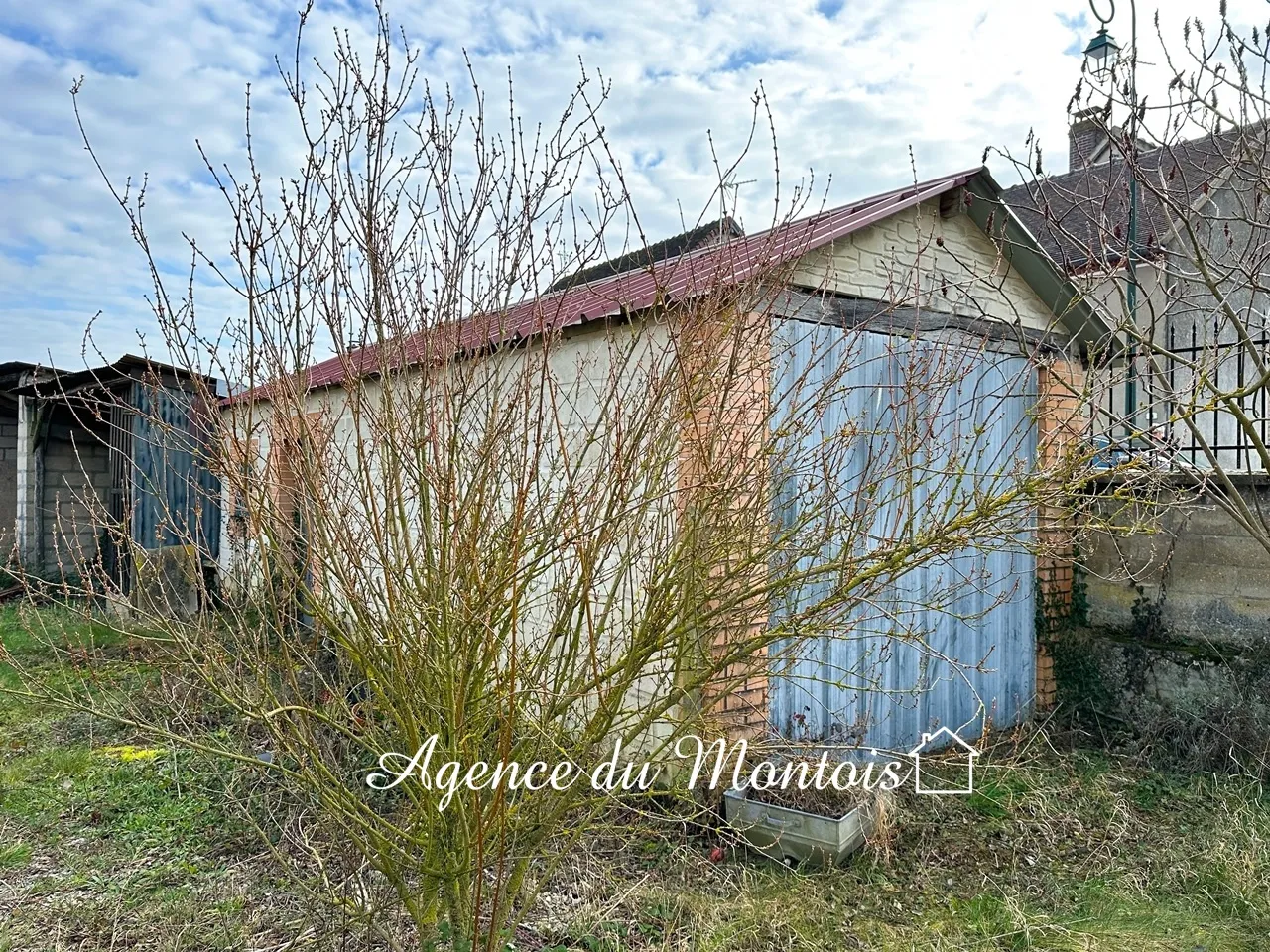 Fermette rénovée à Sergines avec jardin clos 