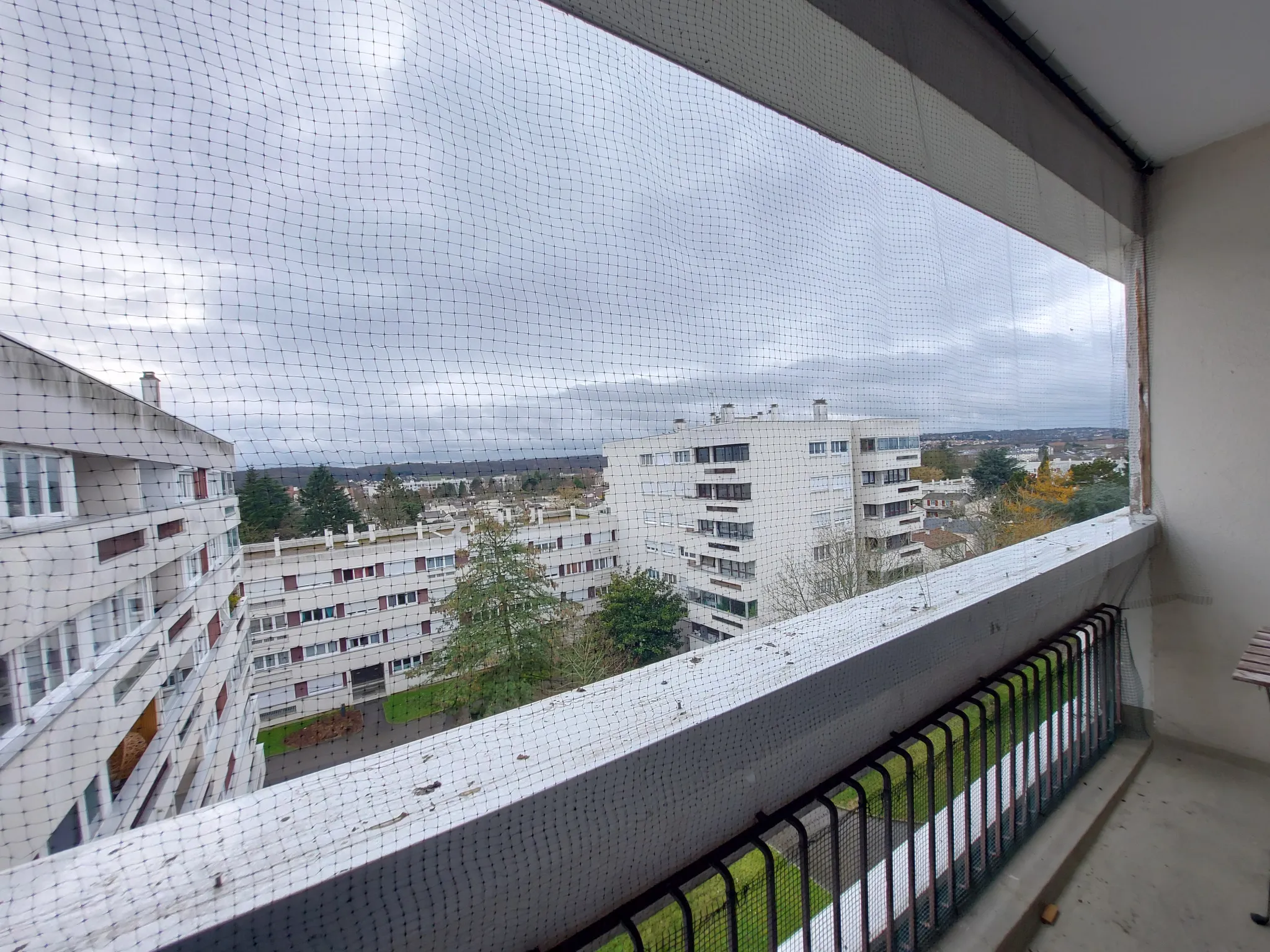 Appartement F2 à Plaisir vendu loué avec balcon 