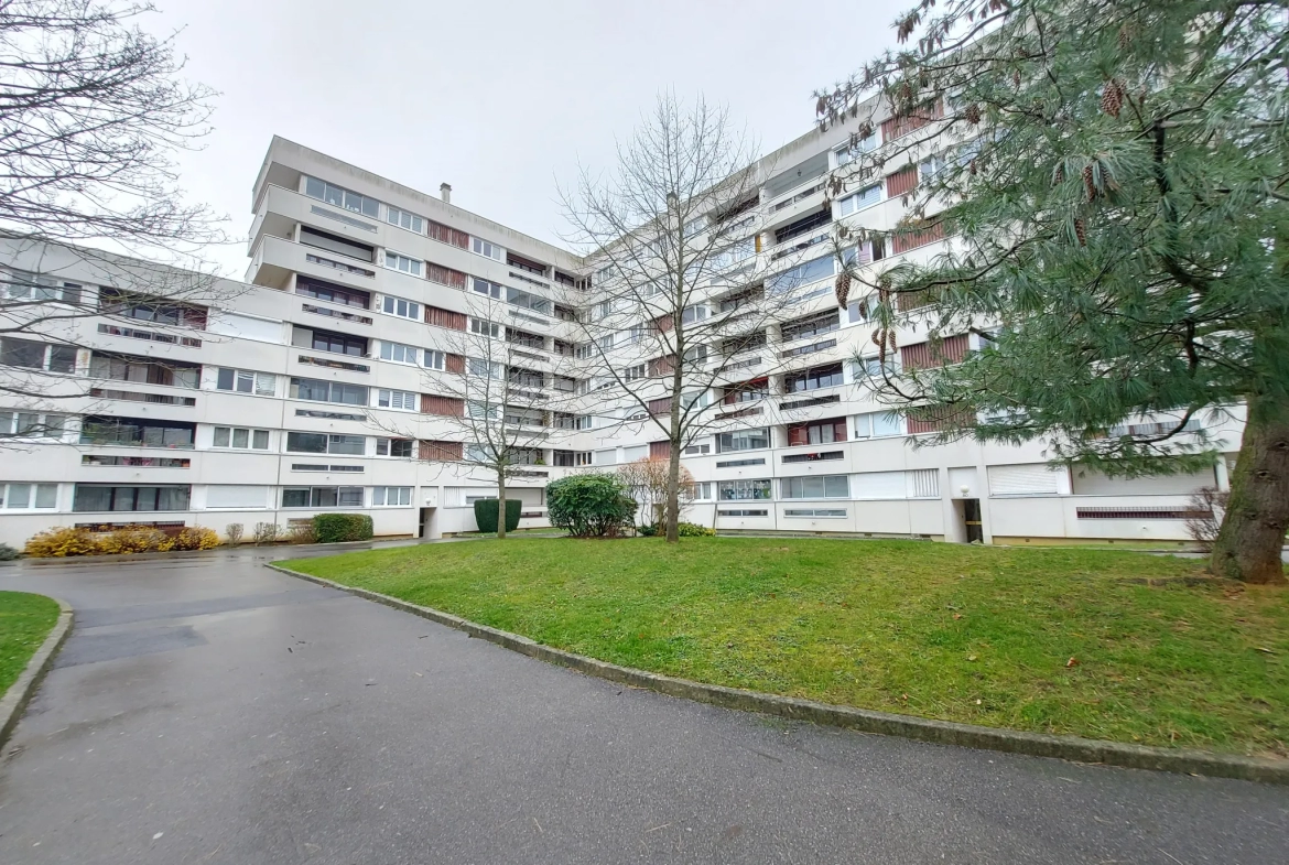 Appartement F2 à Plaisir vendu loué avec balcon 