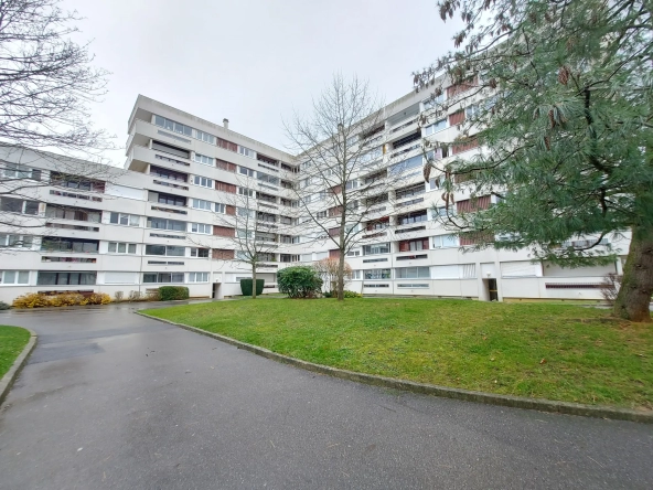 Appartement F2 à Plaisir vendu loué avec balcon