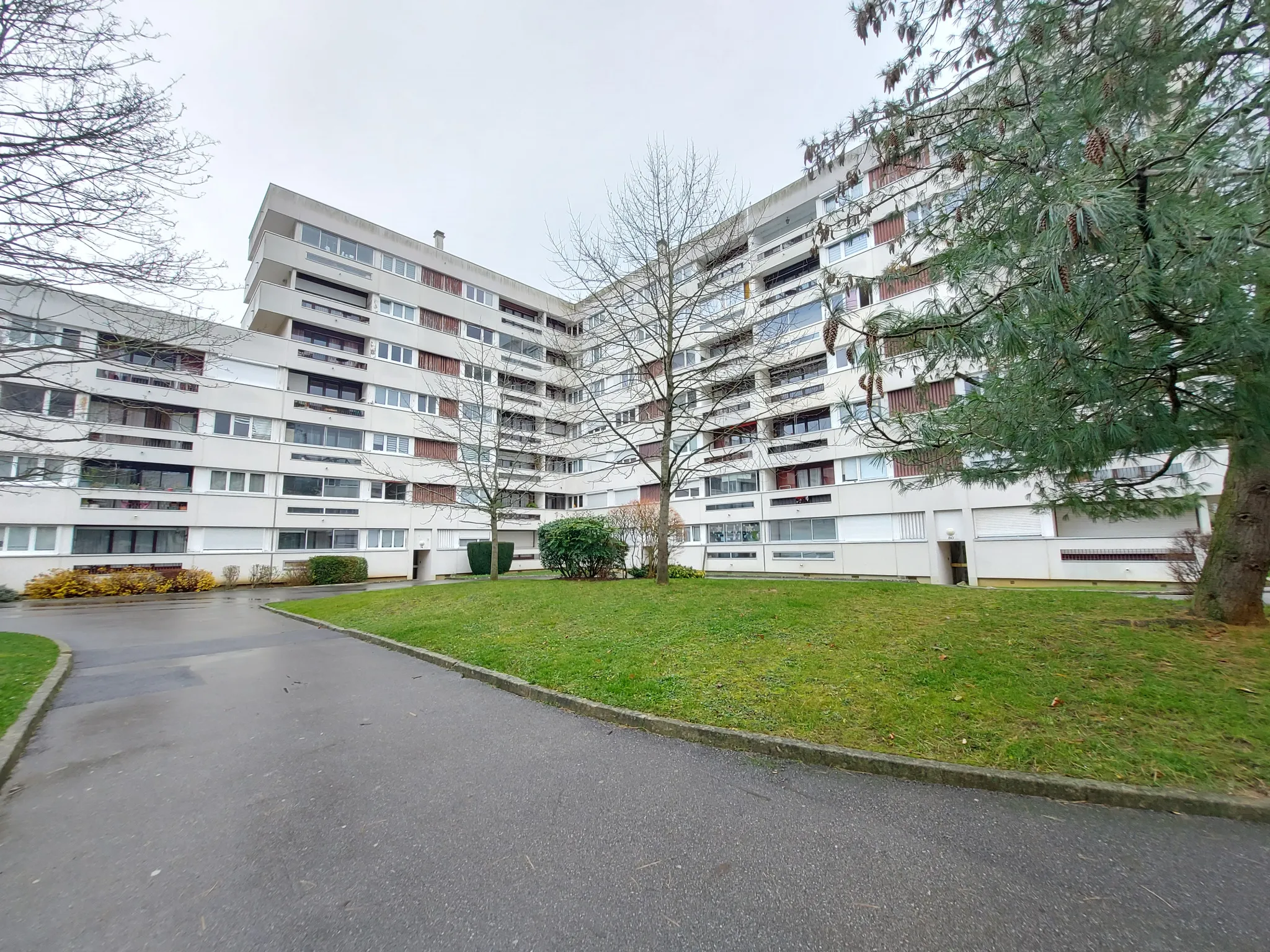 Appartement F2 à Plaisir vendu loué avec balcon 