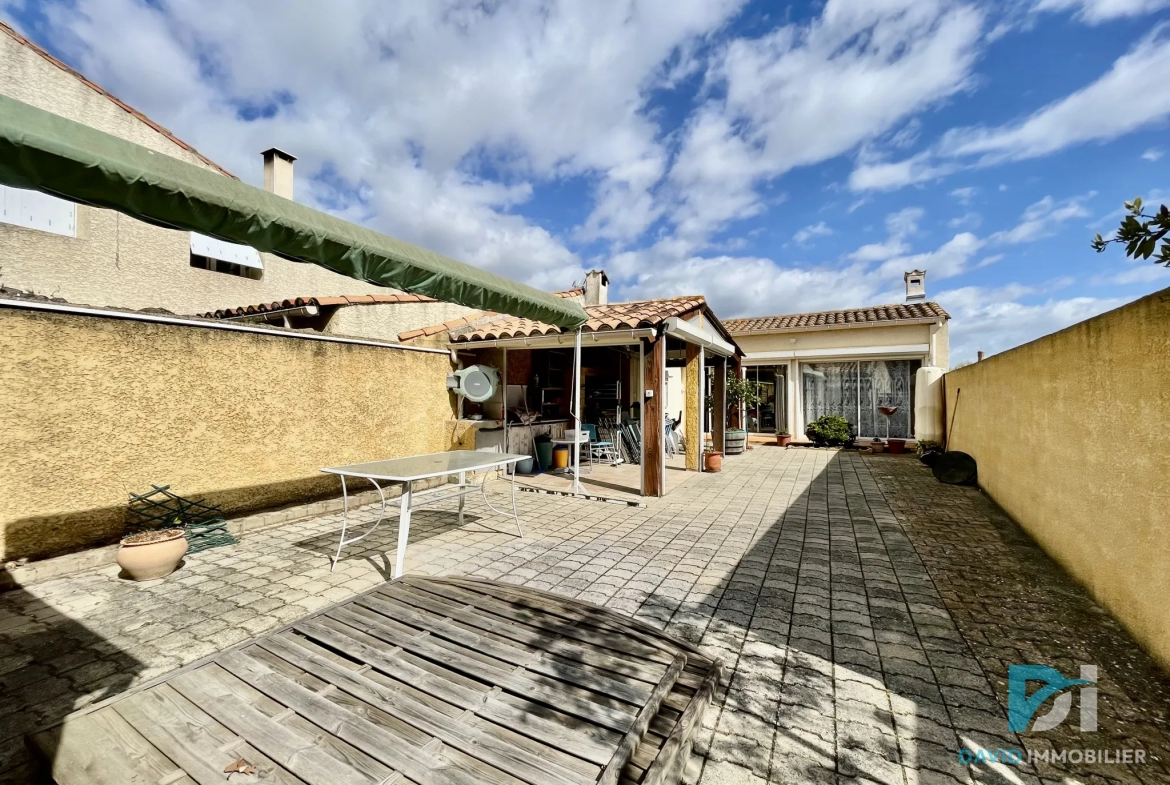 Maison de Caractère avec Garage et Pool House à Montblanc 