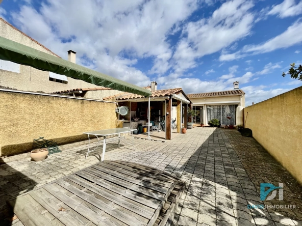 Maison de Caractère avec Garage et Pool House à Montblanc