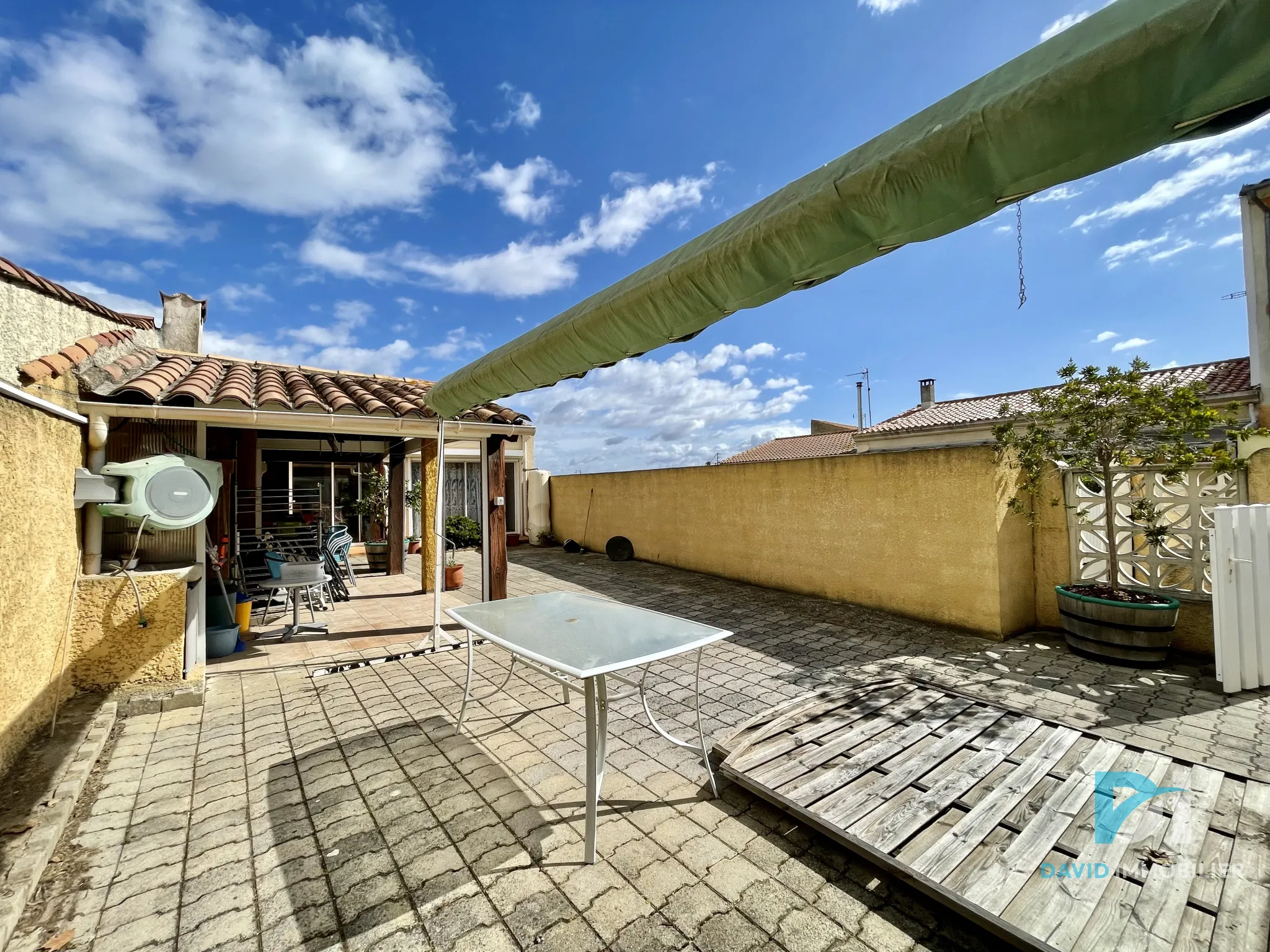 Maison de Caractère avec Garage et Pool House à Montblanc 