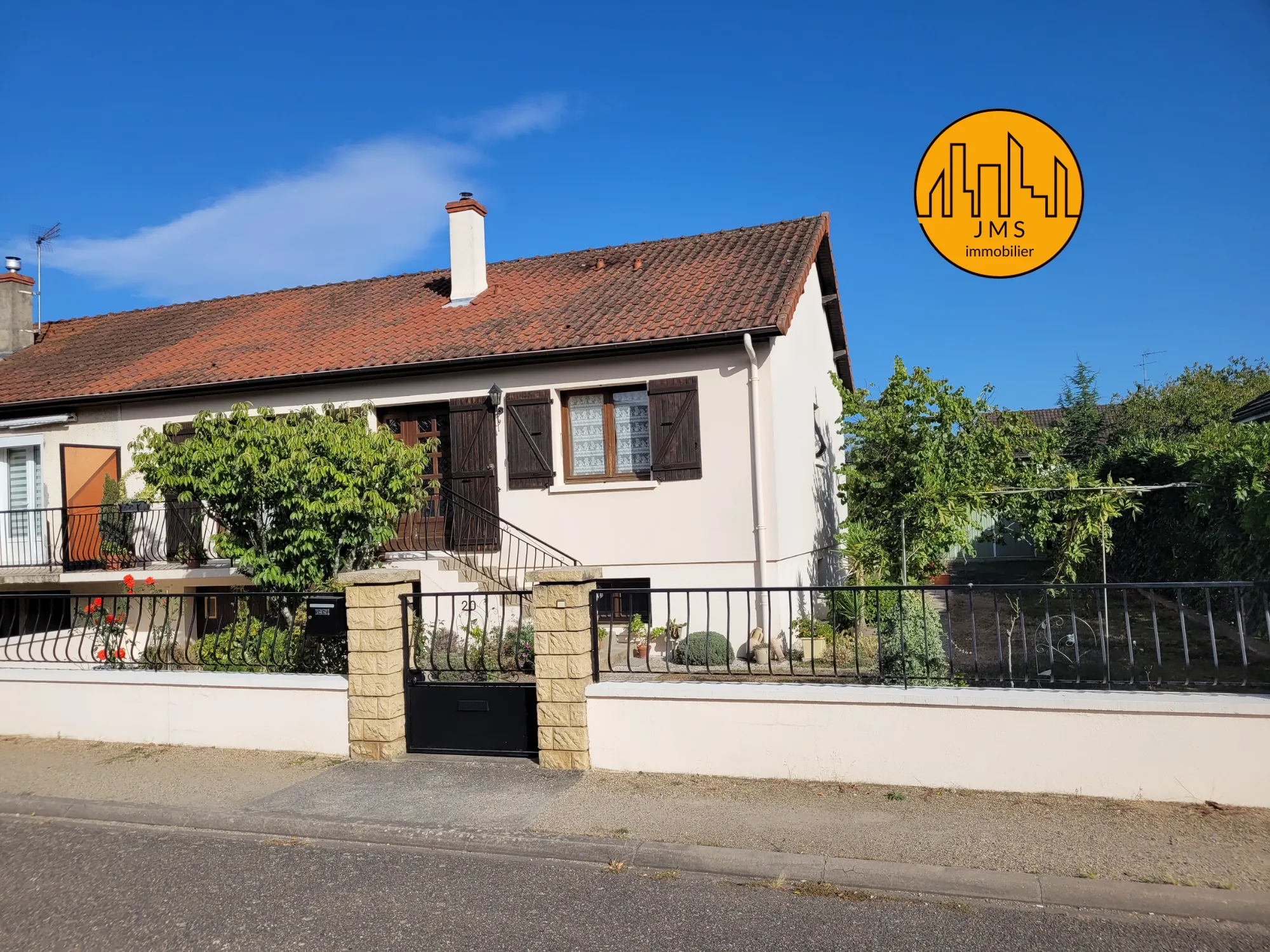 Maison Mitoyenne avec Jardin et Garage à Yzeure 