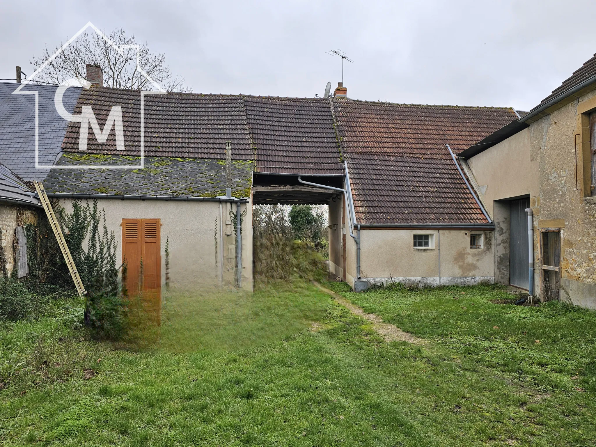 Ensemble immobilier avec cour et jardin à Baugy 