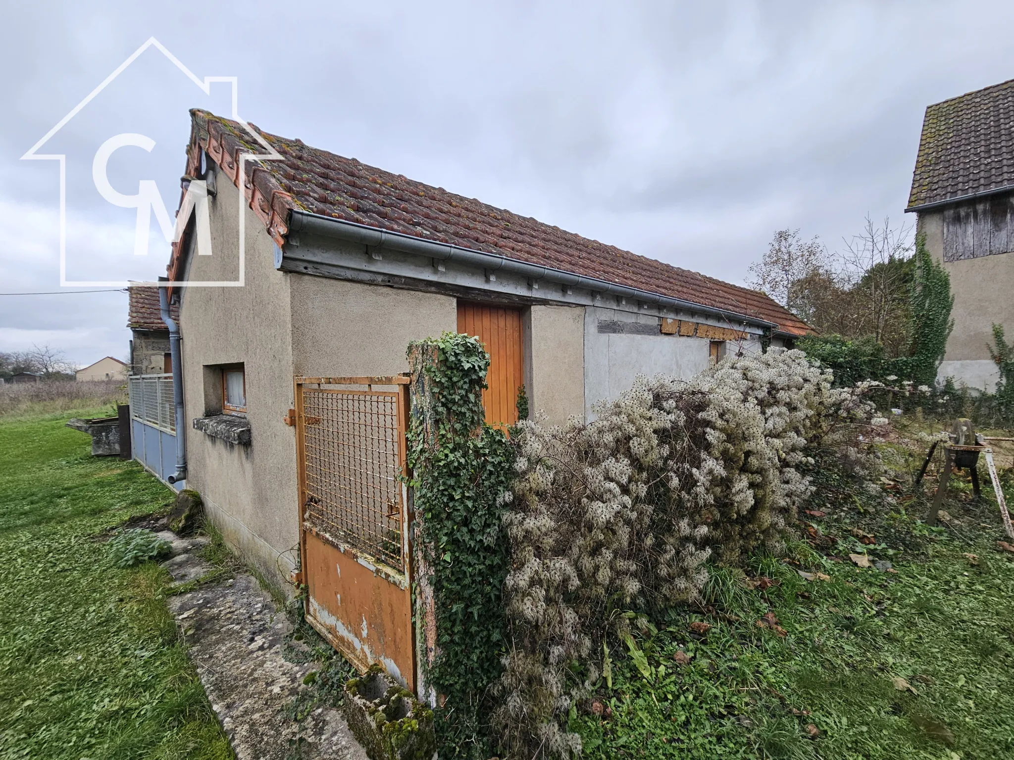 Ensemble immobilier avec cour et jardin à Baugy 