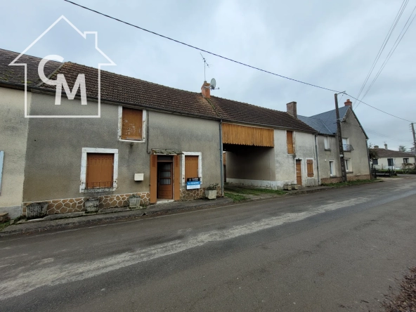 Ensemble immobilier avec cour et jardin à Baugy