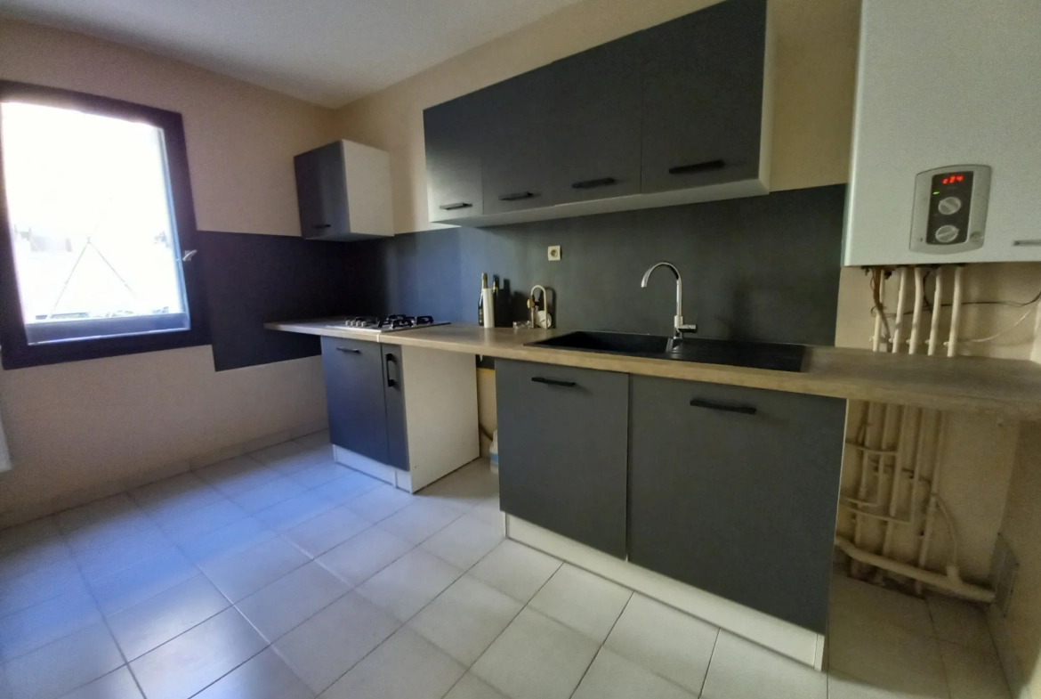 Appartement fonctionnel quartier Montaury avec terrasse et parking à Nîmes 