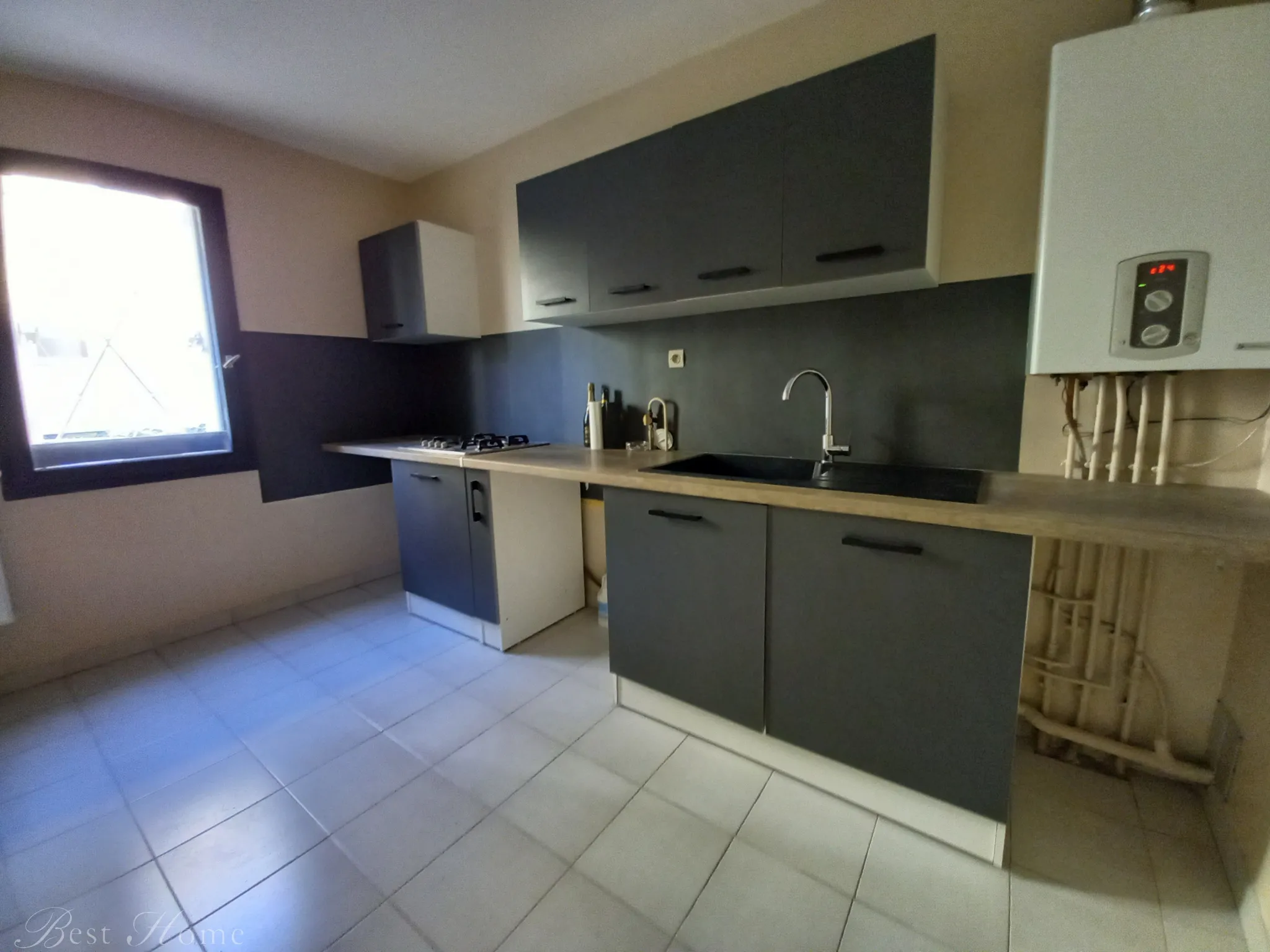 Appartement fonctionnel quartier Montaury avec terrasse et parking à Nîmes 