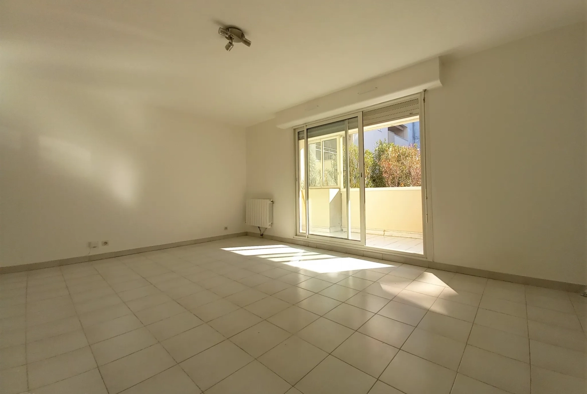 Appartement fonctionnel quartier Montaury avec terrasse et parking à Nîmes 