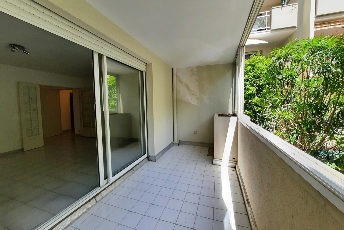 Appartement fonctionnel quartier Montaury avec terrasse et parking à Nîmes 