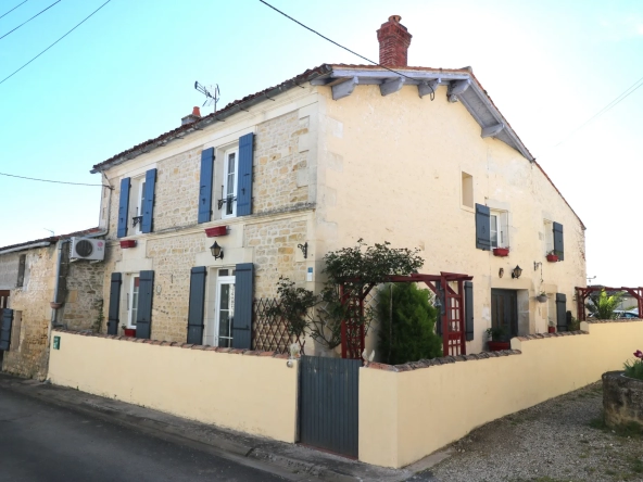 Charmante Maison de Village à Archingeay avec Garage