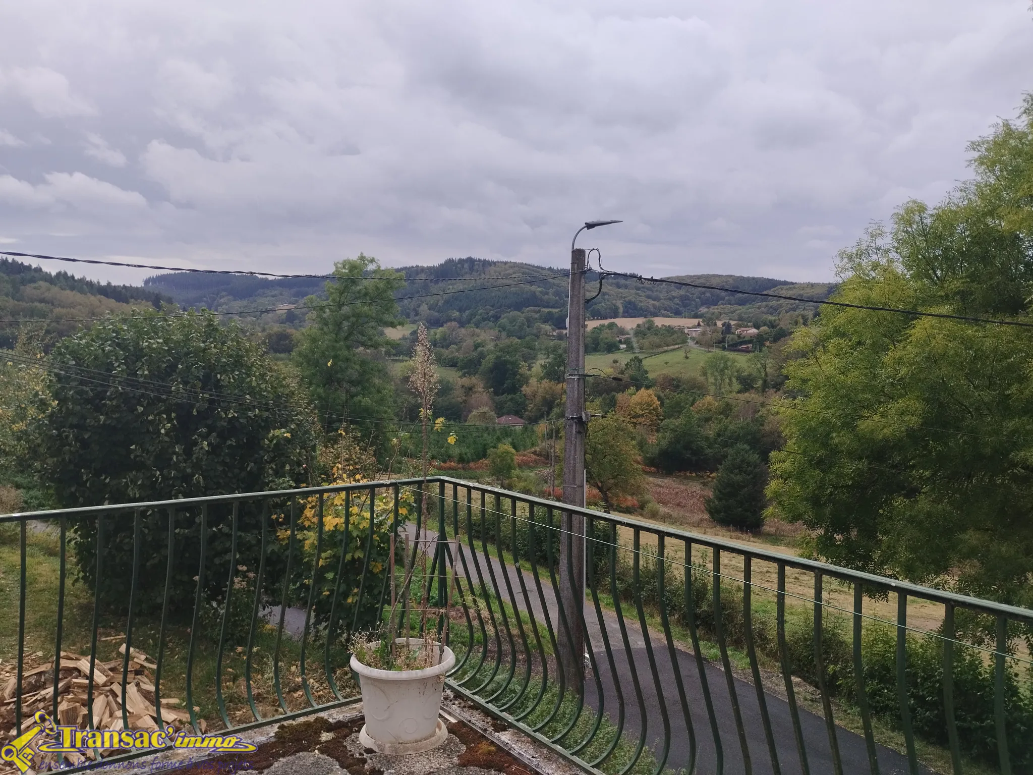 Maison de village F4 avec terrasse et grange à Celles sur Durolle 