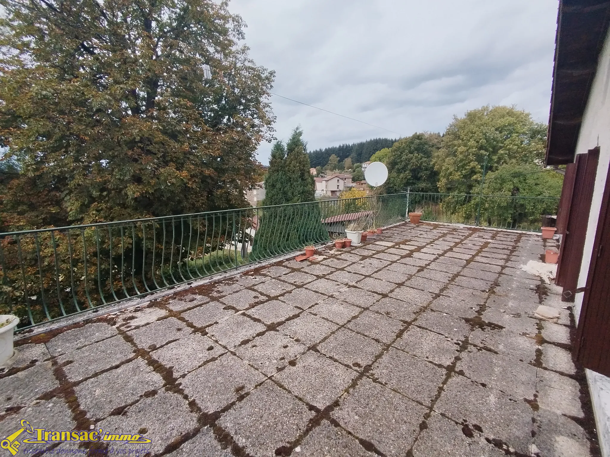 Maison de village F4 avec terrasse et grange à Celles sur Durolle 