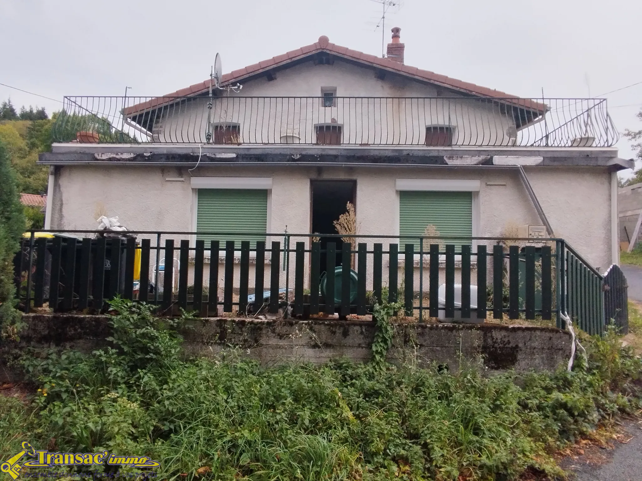 Maison de village F4 avec terrasse et grange à Celles sur Durolle 