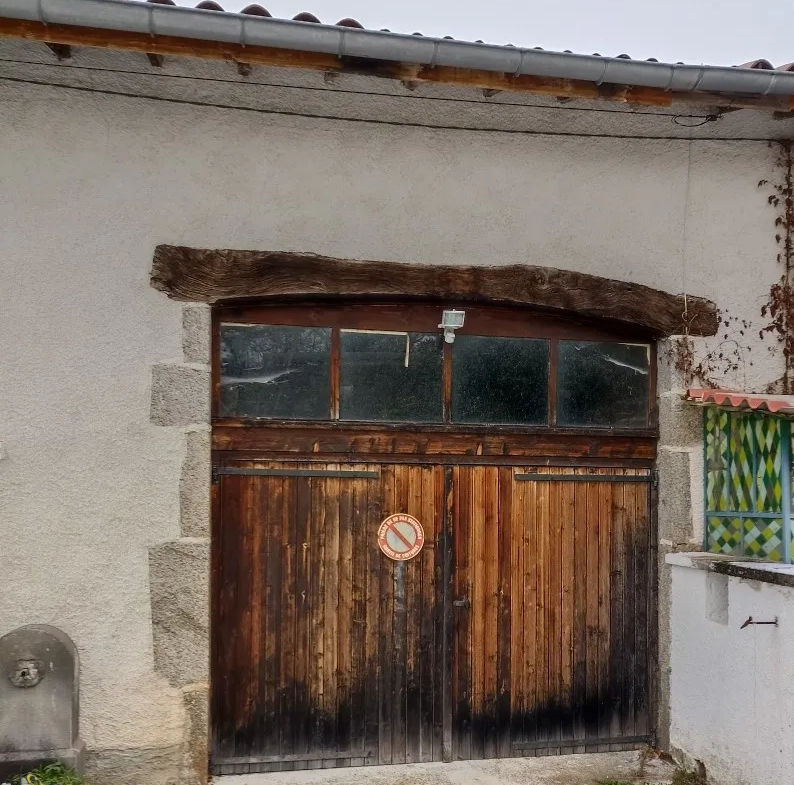 Maison de village F4 avec terrasse et grange à Celles sur Durolle 