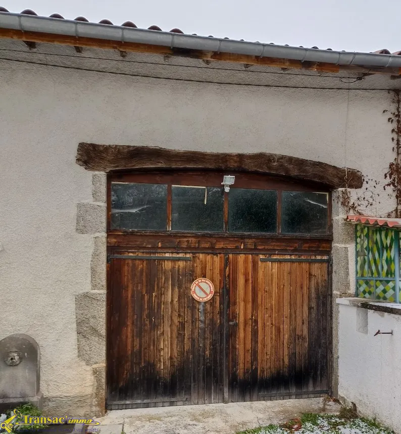 Maison de village F4 avec terrasse et grange à Celles sur Durolle 