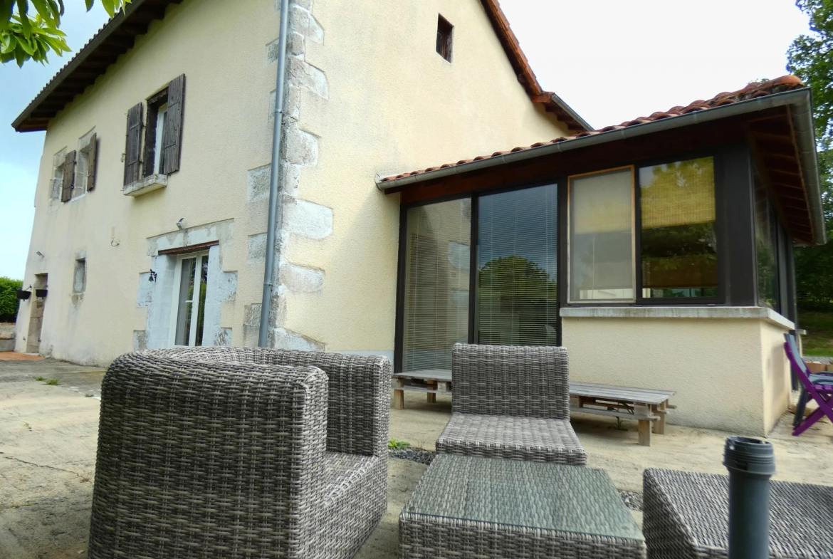 Maison en pierre rénovée à Aurillac avec 1911m2 de terrain 