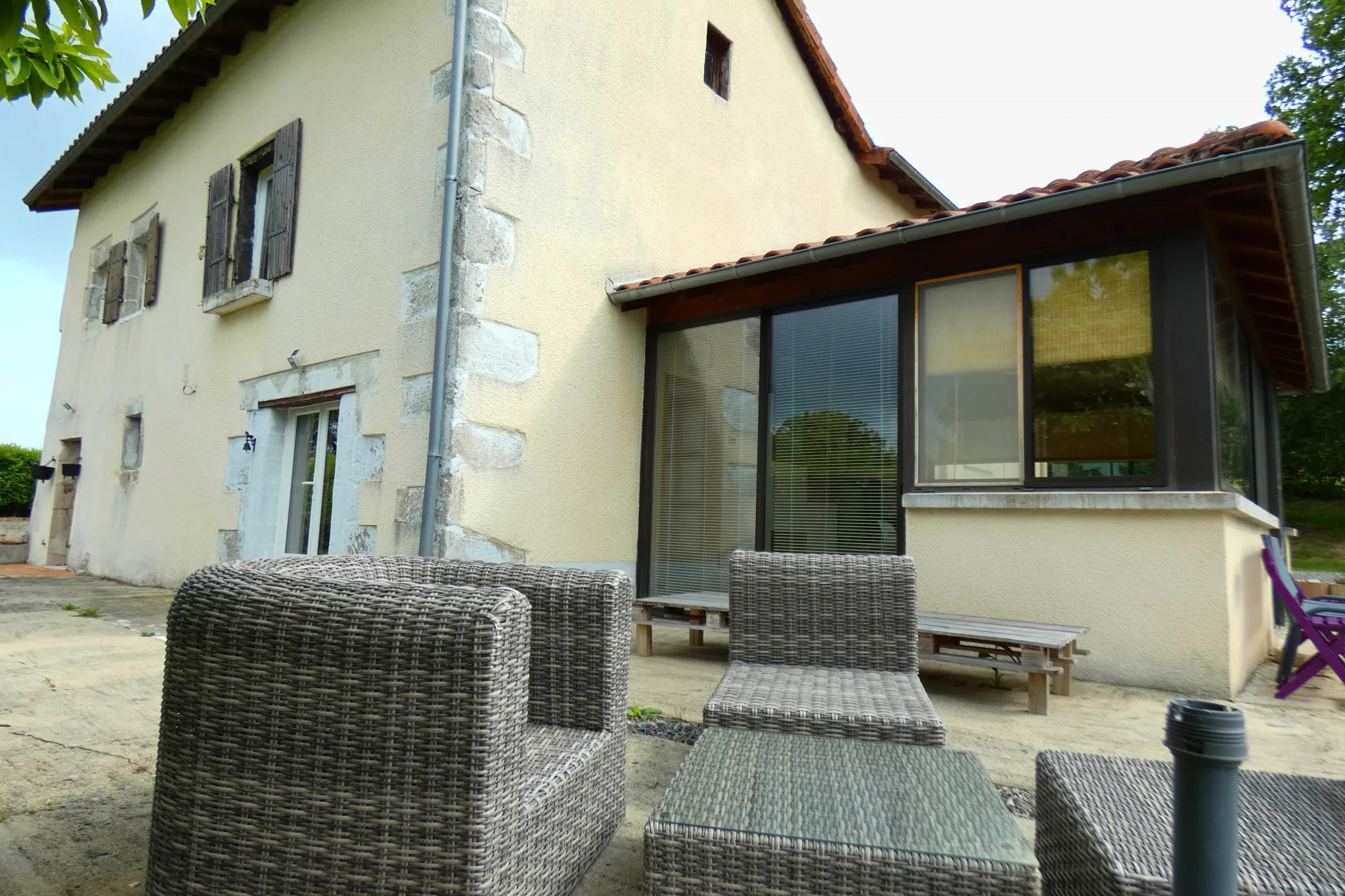 Maison en pierre rénovée à Aurillac avec 1911m2 de terrain 