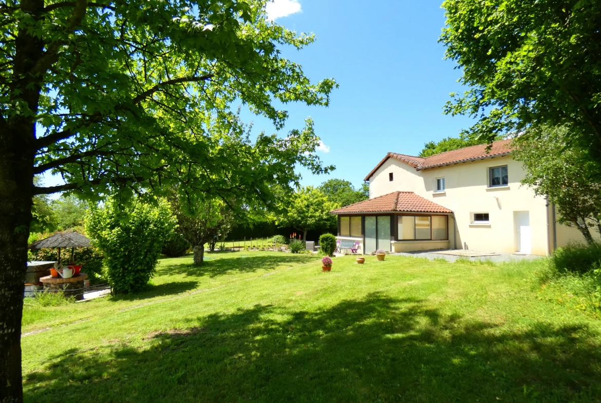 Maison en pierre rénovée à Aurillac avec 1911m2 de terrain 