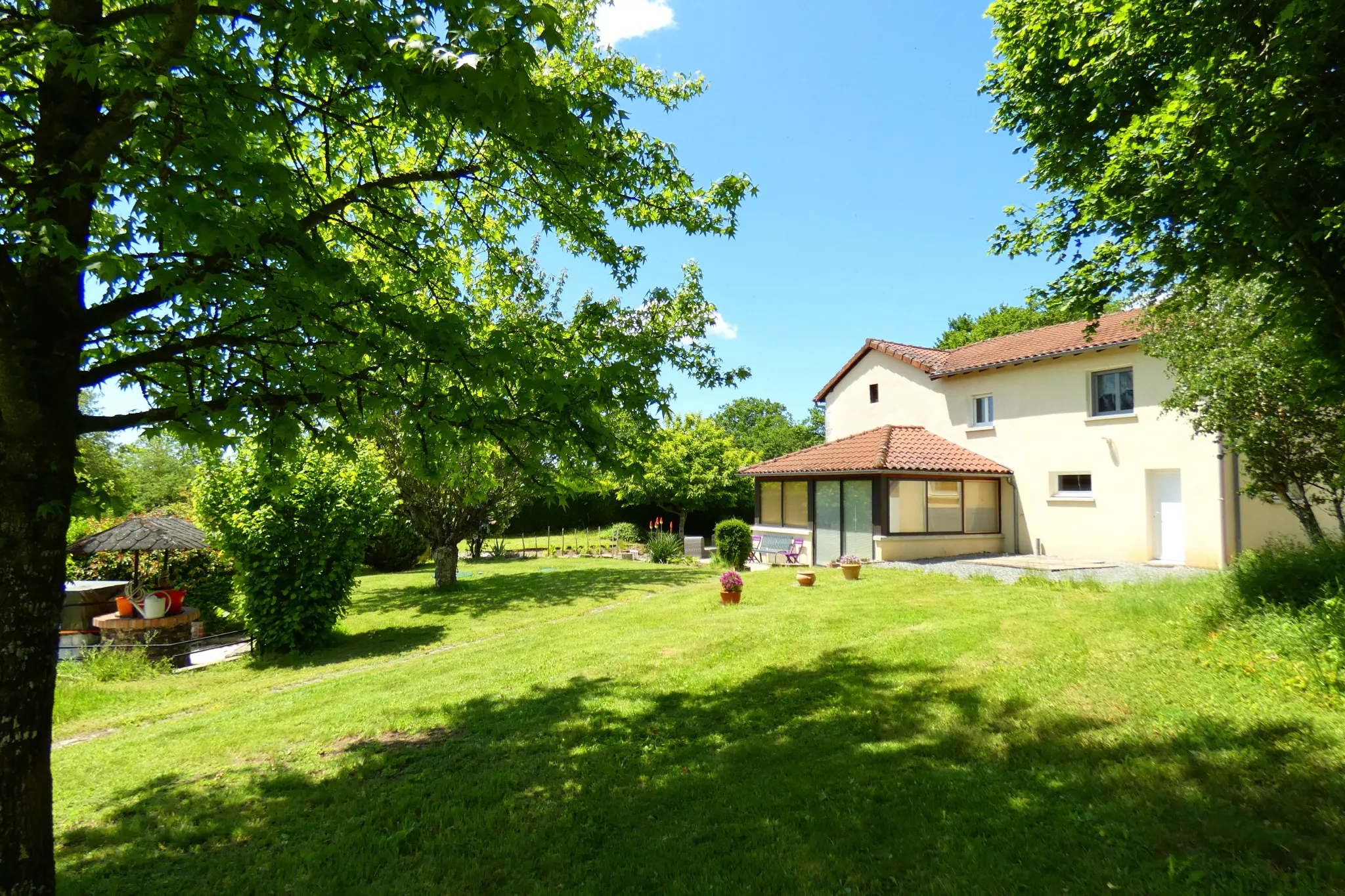 Maison en pierre rénovée à Aurillac avec 1911m2 de terrain 