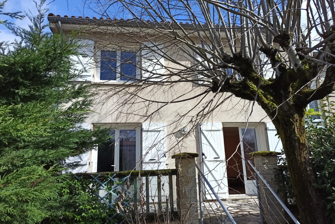 Belle Maison de Ville avec Jardin et Garage à Castres 