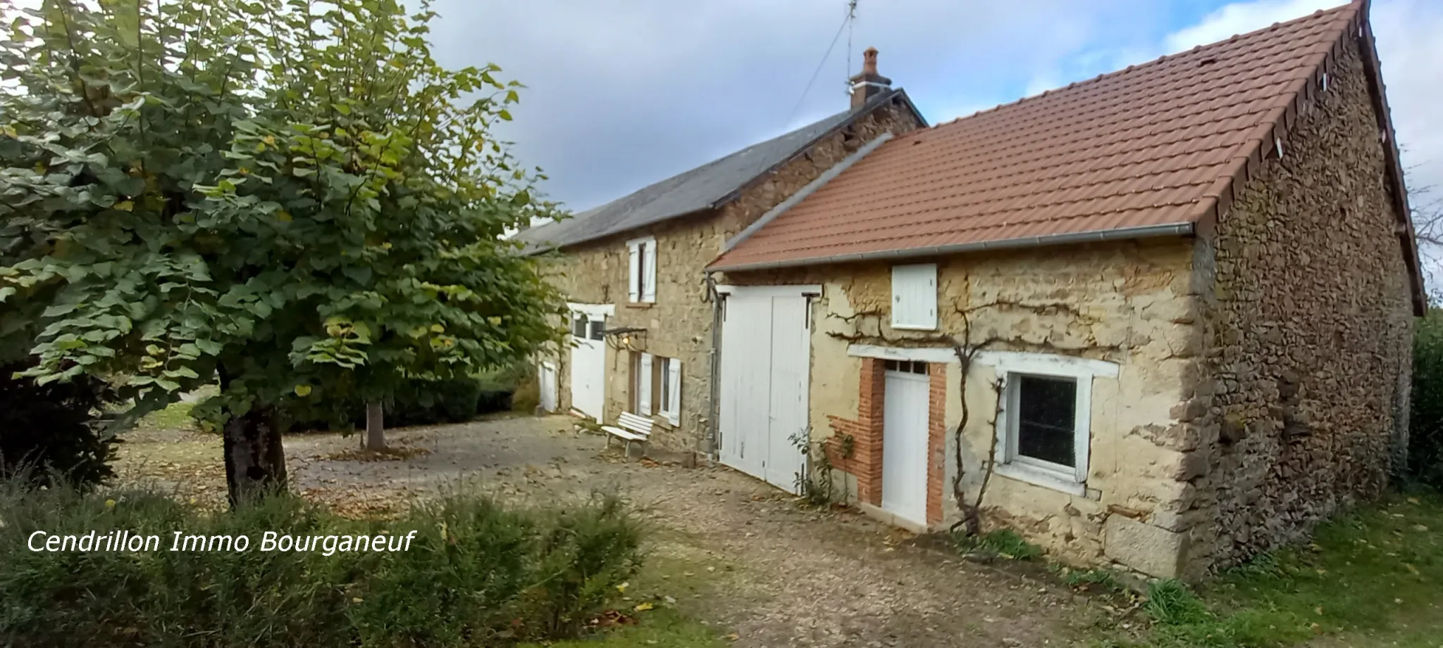 Fermette rénovée avec 2 chambres et terrain spacieux à St Dizier Leyrenne 