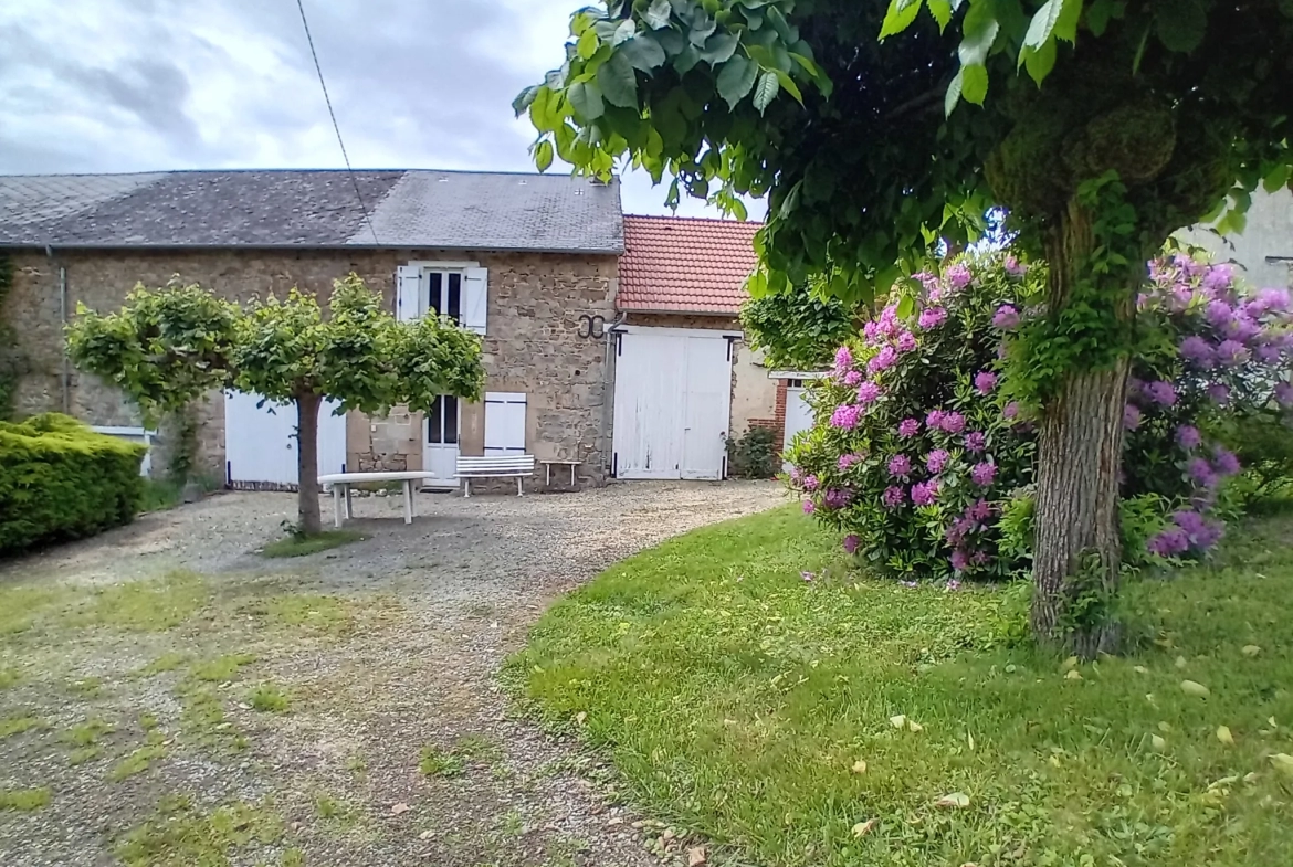 Fermette rénovée avec 2 chambres et terrain spacieux à St Dizier Leyrenne 