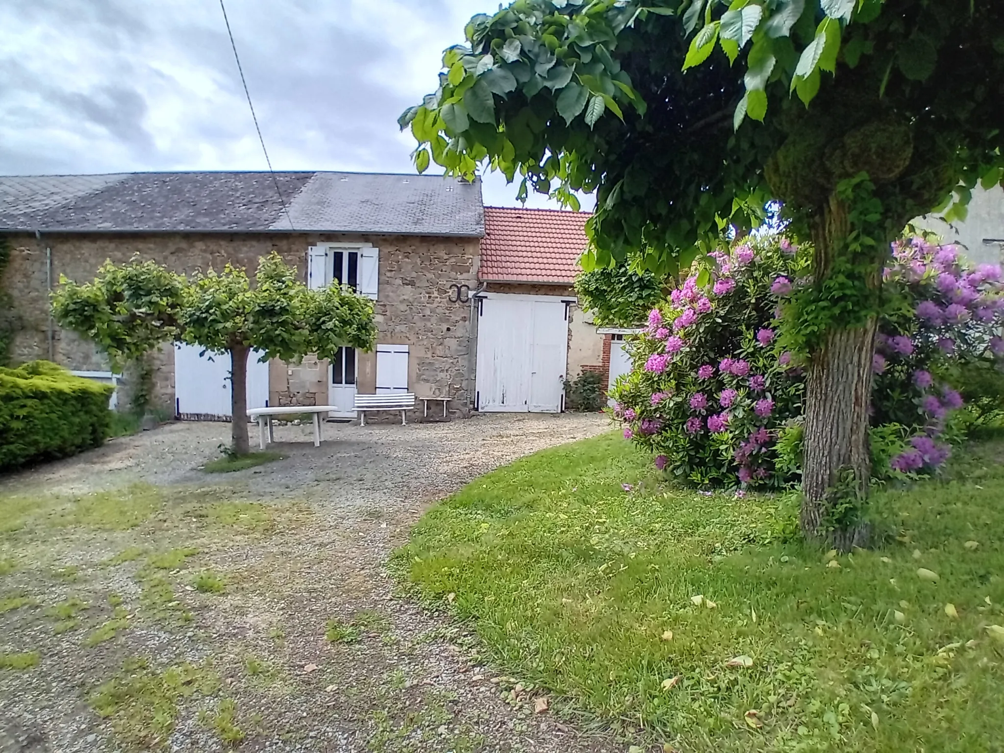 Fermette rénovée avec 2 chambres et terrain spacieux à St Dizier Leyrenne 