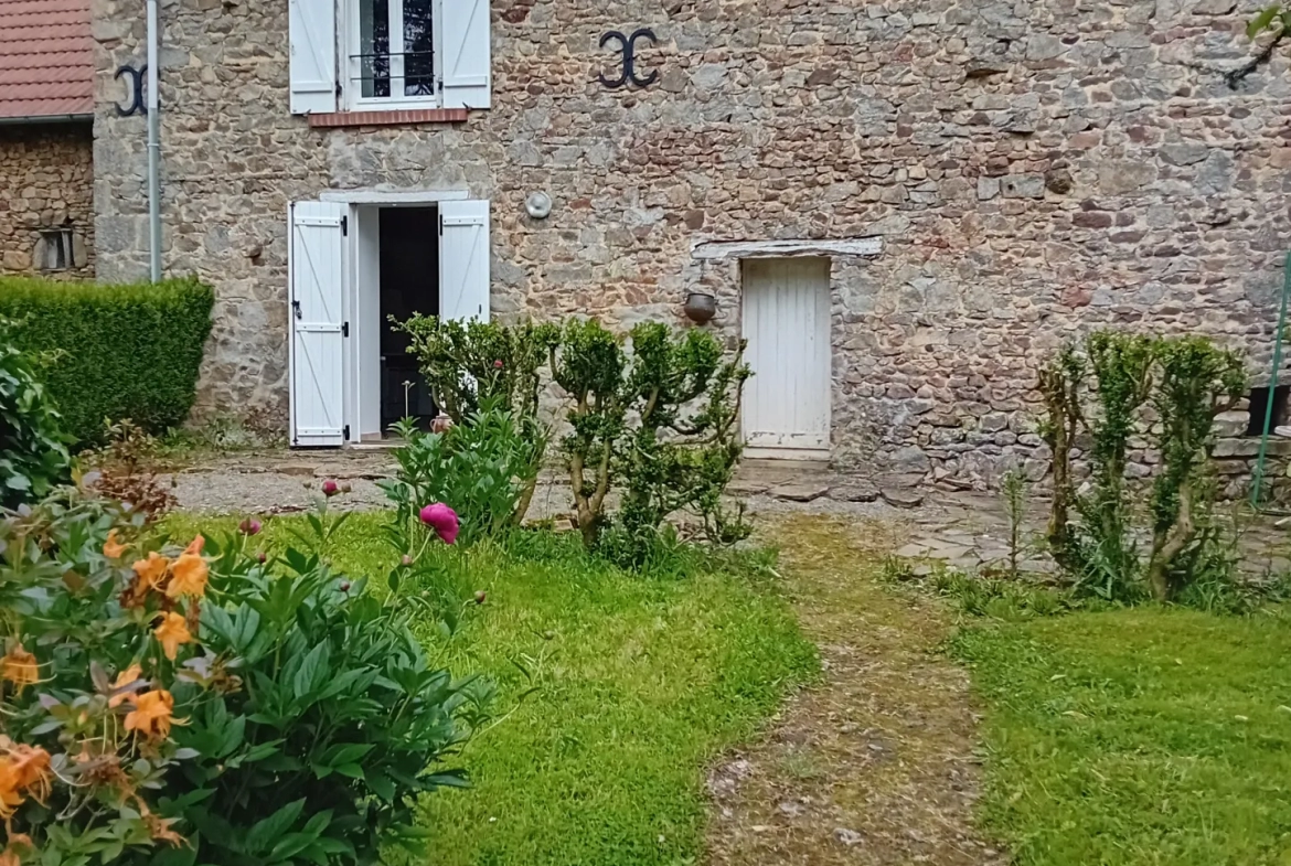 Fermette rénovée avec 2 chambres et terrain spacieux à St Dizier Leyrenne 