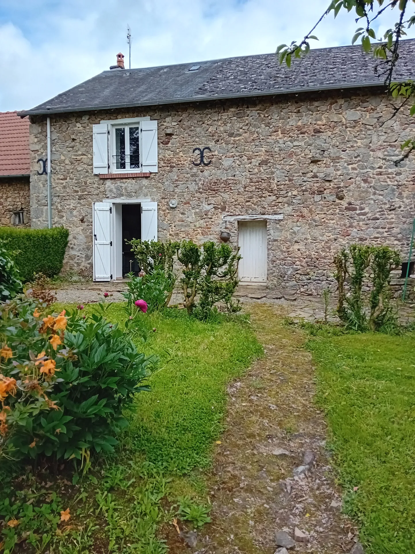 Fermette rénovée avec 2 chambres et terrain spacieux à St Dizier Leyrenne 