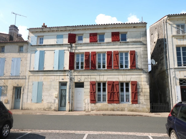 Maison de 103 m2 sur 3 niveaux avec vue Charente à Saint-Savinien
