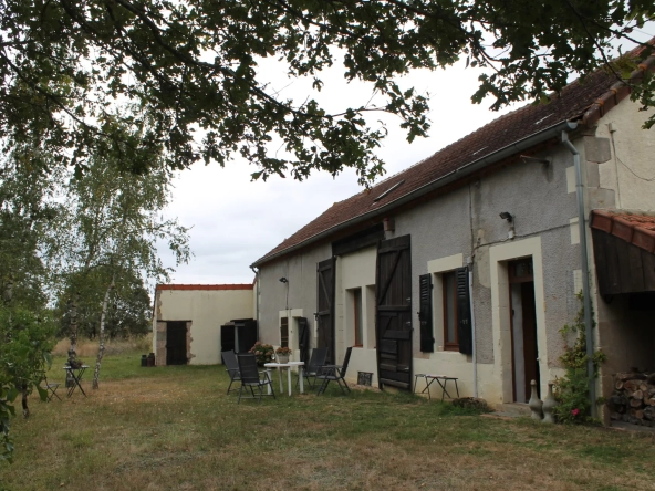 Fermette à Louroux-Bourbonnais avec vue sur champs - 2 Chambres - €108.000