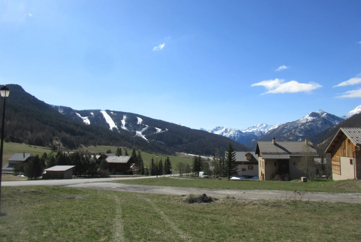 Terrain ensoleillé avec vue montagne à Arvieux 