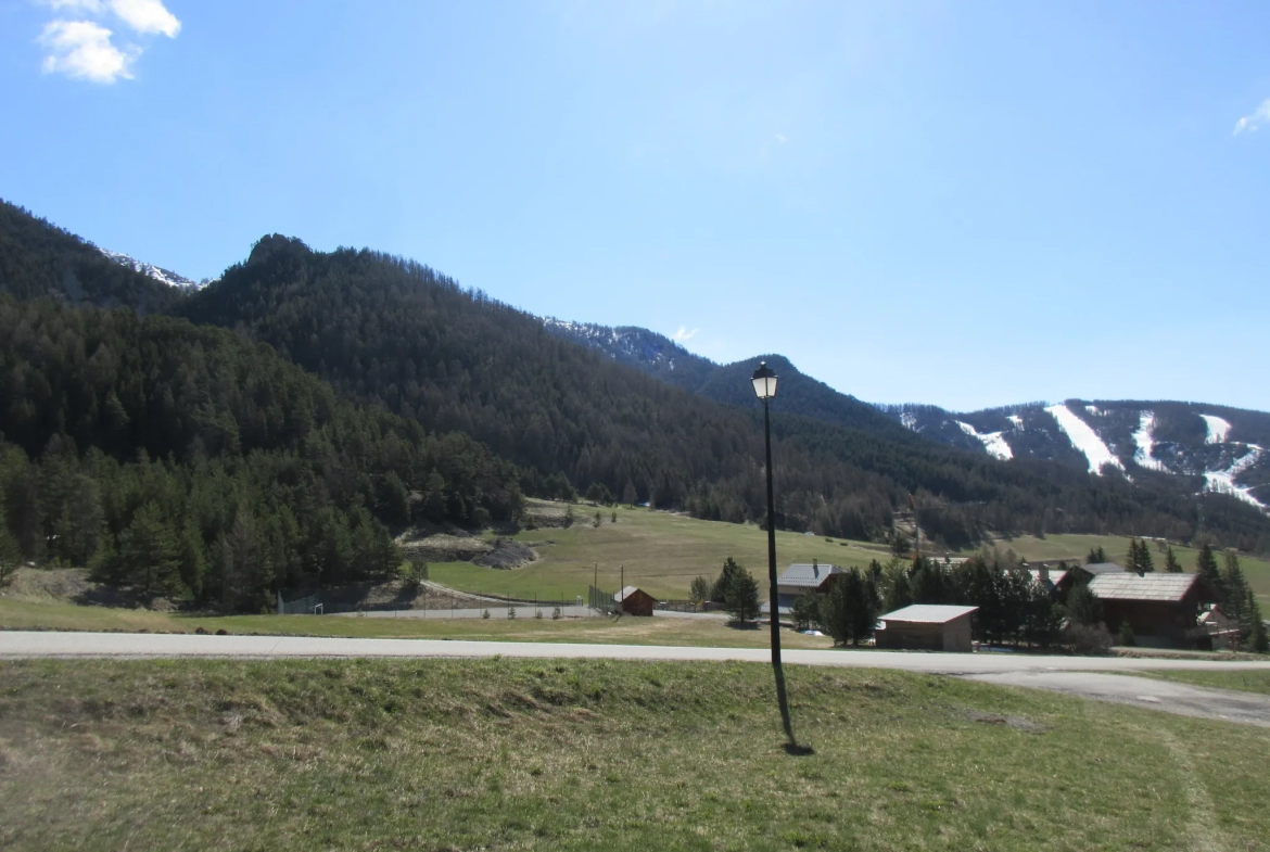 Terrain ensoleillé avec vue montagne à Arvieux 