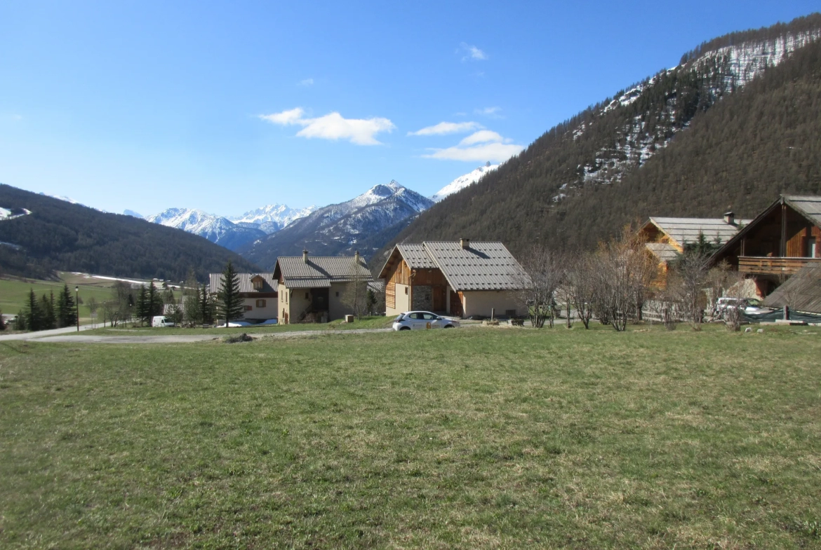 Terrain ensoleillé avec vue montagne à Arvieux 