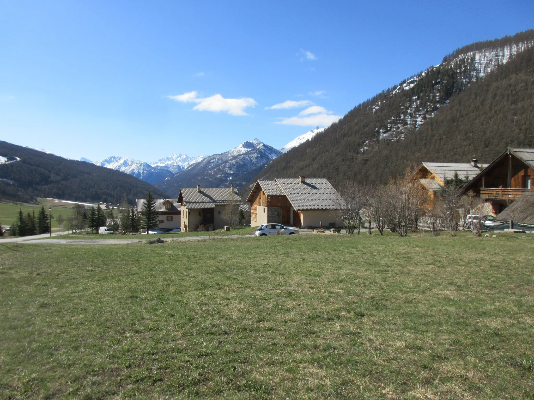 Terrain ensoleillé avec vue montagne à Arvieux 