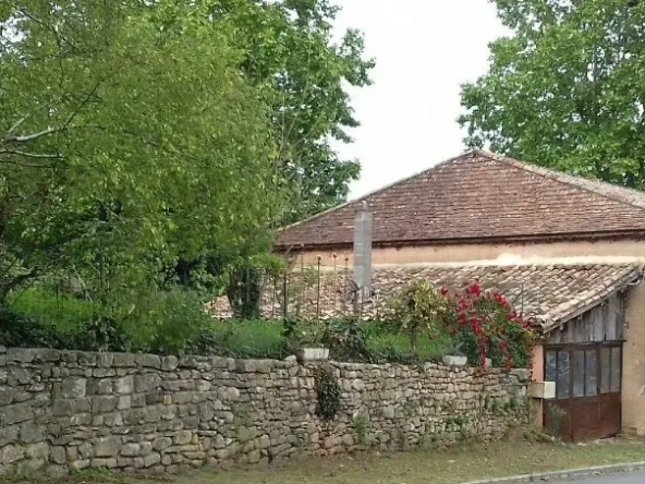 Maison Ancienne à Biron sous la Garde du Château