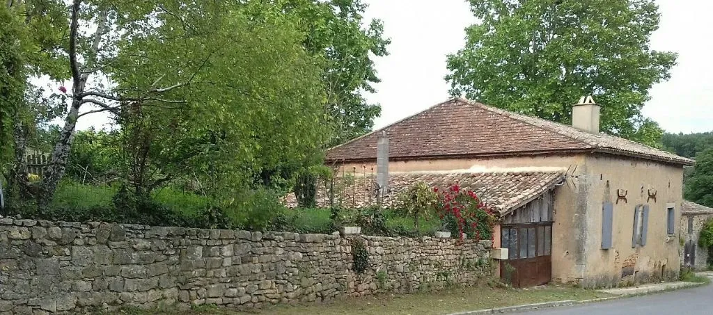 Maison Ancienne à Biron sous la Garde du Château 