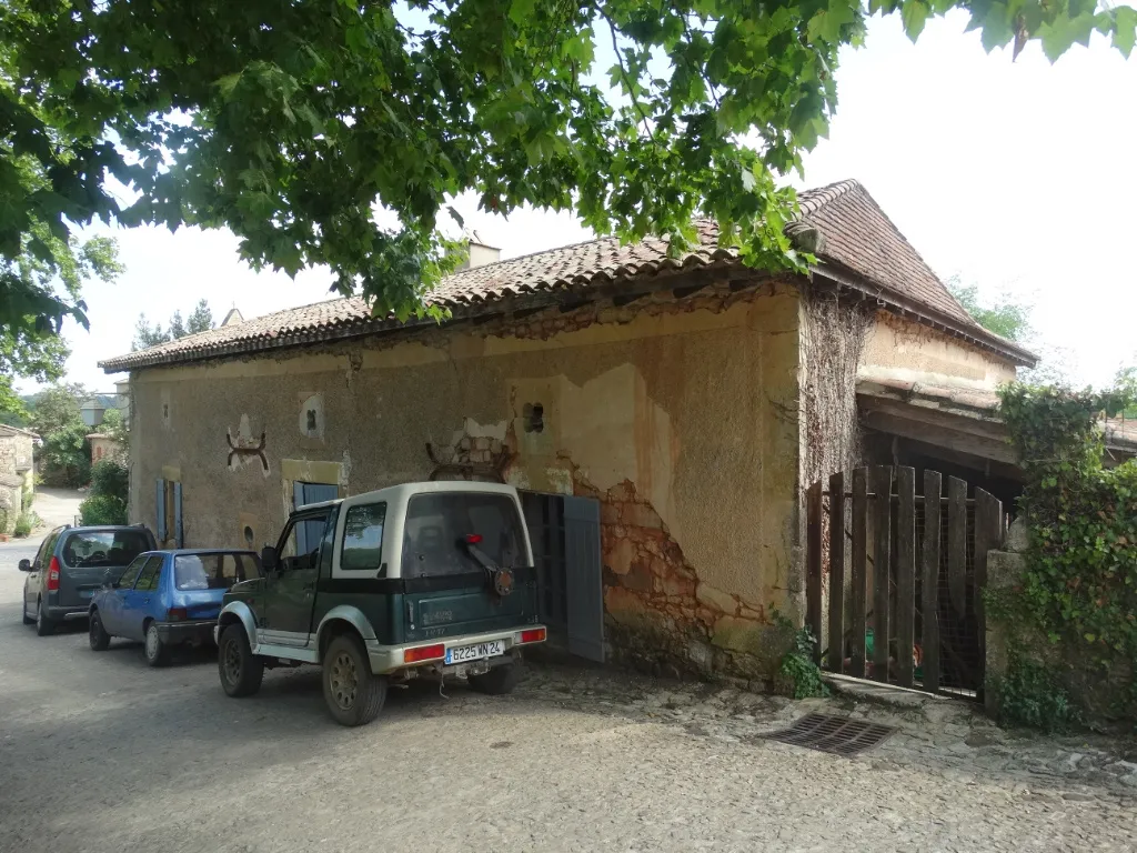 Maison Ancienne à Biron sous la Garde du Château 