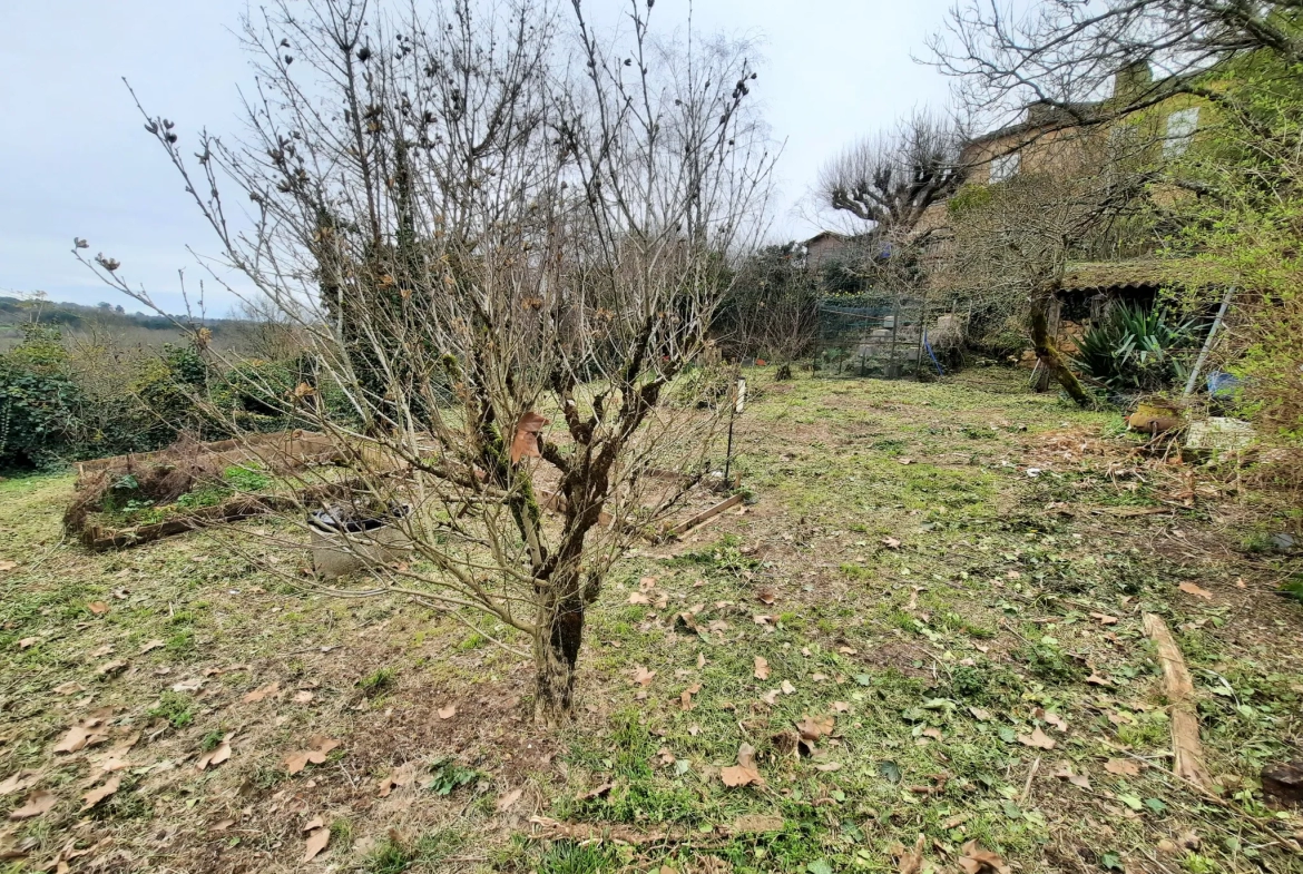 Maison Ancienne à Biron sous la Garde du Château 