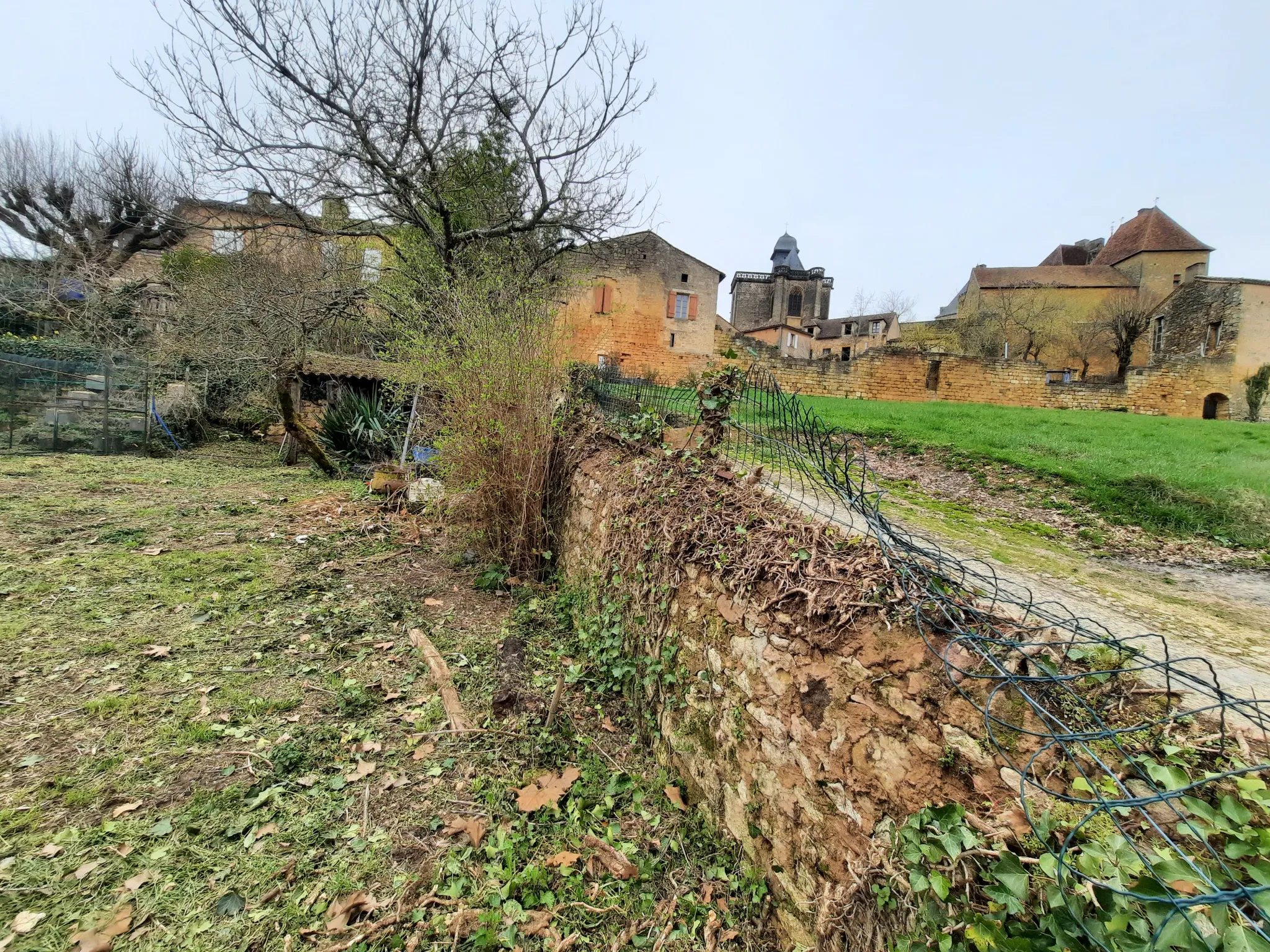 Maison Ancienne à Biron sous la Garde du Château 