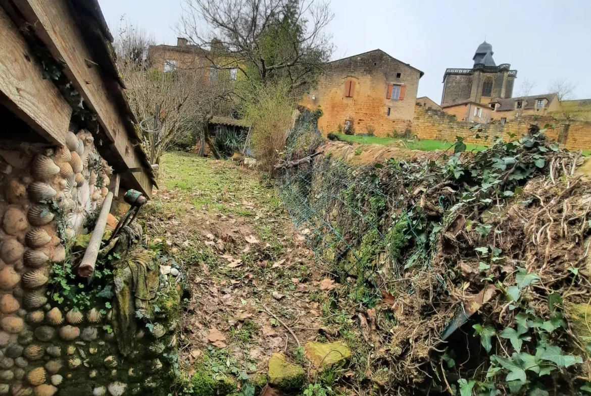 Maison Ancienne à Biron sous la Garde du Château 