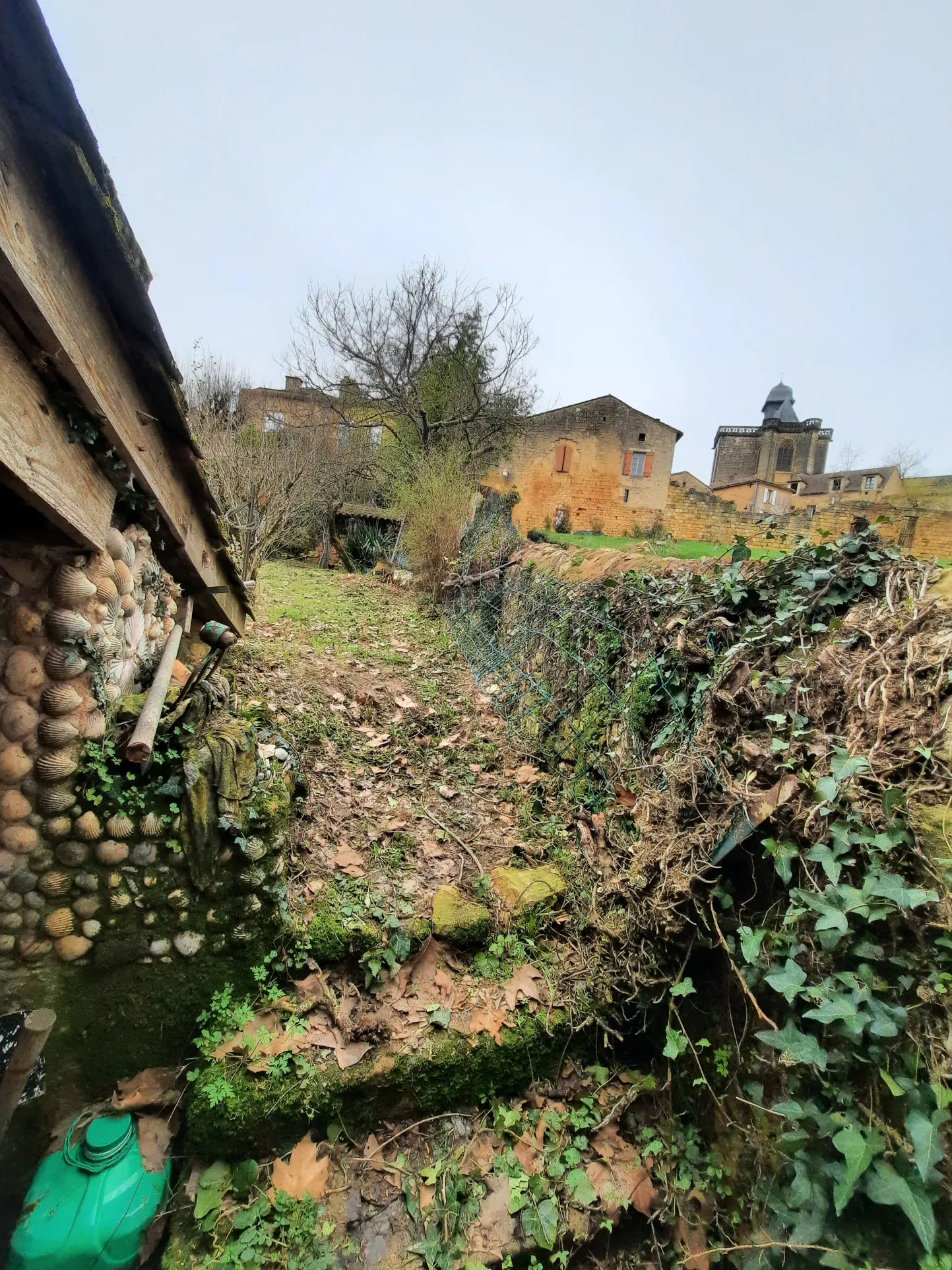 Maison Ancienne à Biron sous la Garde du Château 